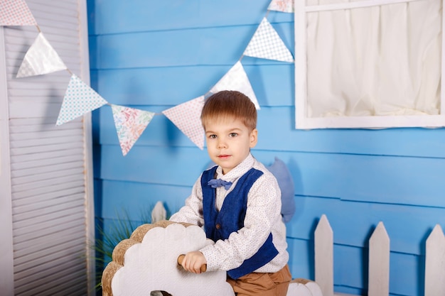 Enfant surpris regardant la caméra sur fond bleu