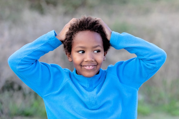 Enfant surpris avec ses mains sur la tête