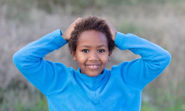 Enfant surpris avec ses mains sur la tête