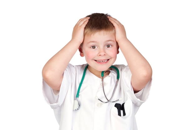 Enfant surpris avec un uniforme de médecin isolé sur blanc