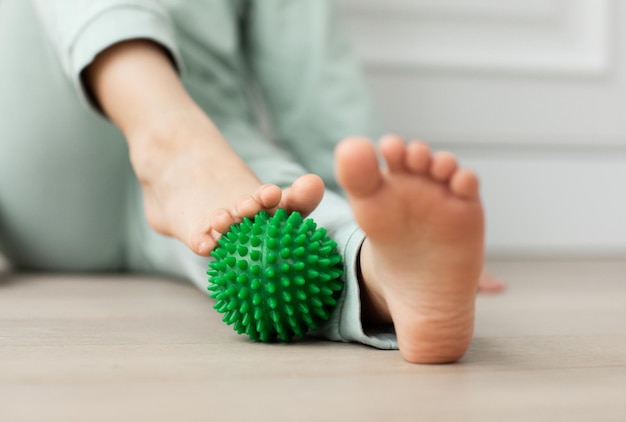 enfant tenant une balle de massage physiothérapie et massage pour le développement neuropsychologie