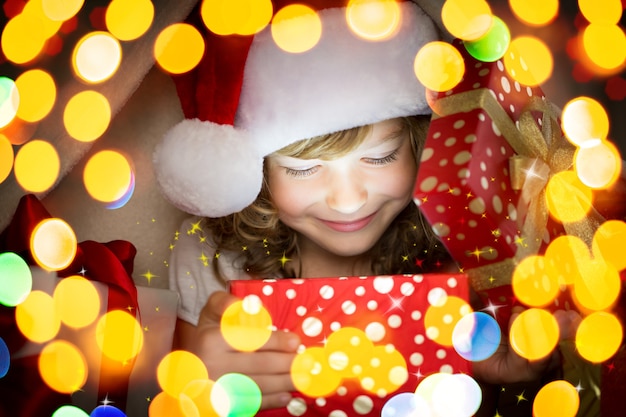 Enfant tenant un cadeau de Noël