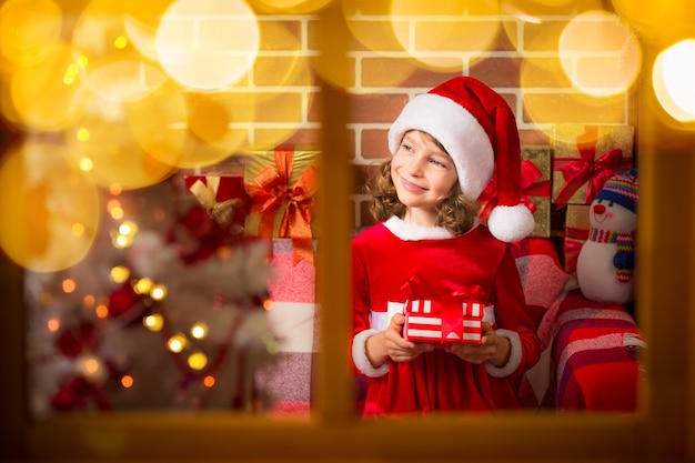 Enfant tenant un cadeau de Noël