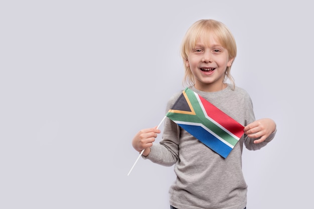 Enfant tenant le drapeau de l'Afrique du Sud