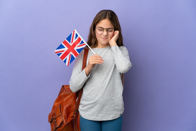 Enfant tenant un drapeau du Royaume-Uni sur fond isolé frustré et couvrant les oreilles