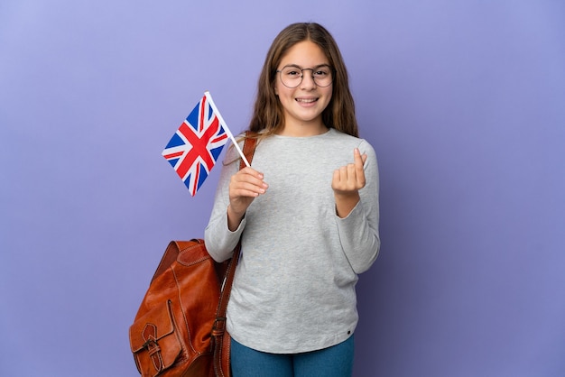 Enfant tenant un drapeau du Royaume-Uni sur isolé faisant de l'argent geste