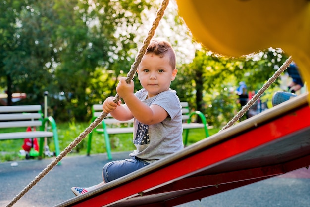 Enfant sur le terrain de jeu