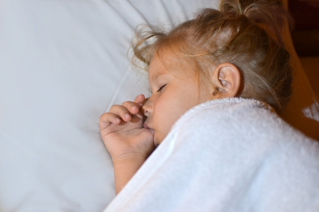 L'enfant Tète Un Doigt Au Lit Avant De Se Coucher Et Pendant Son Sommeil