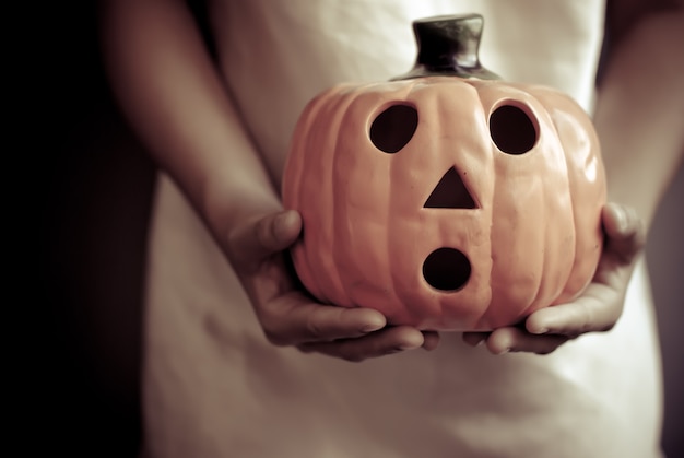 Un enfant tient la citrouille, concept d&#39;halloween