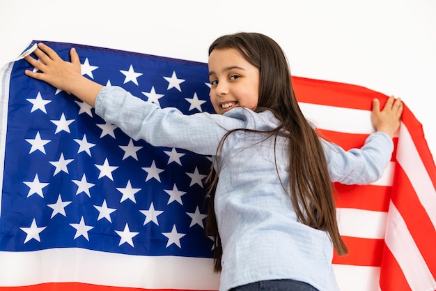 l'enfant tient un drapeau d'Amérique, USA.