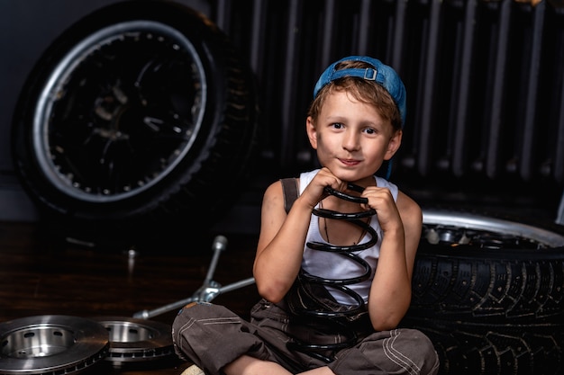 l'enfant tient l'isolateur de printemps