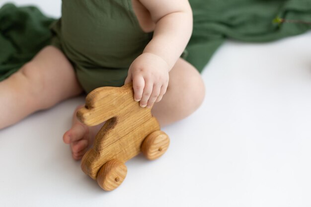 un enfant tient un jouet en bois jouet en bois lièvre