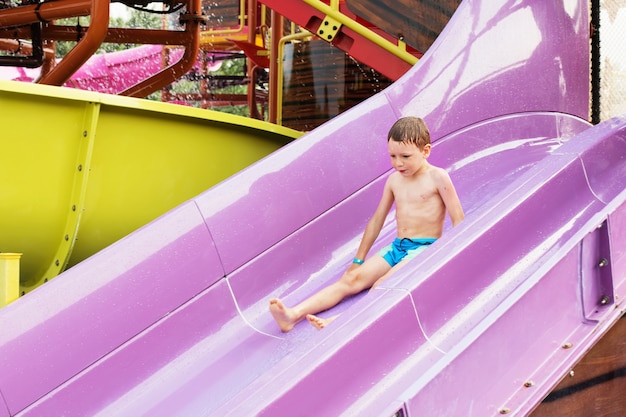 Enfant sur un toboggan dans le parc aquatique