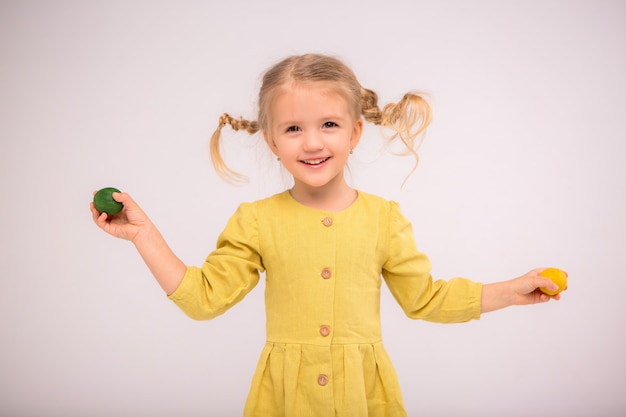 enfant tooddler jongle avec des œufs et sourit avec bonheur