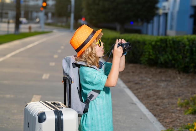 Enfant touriste avec sac de voyage bagages voyageant