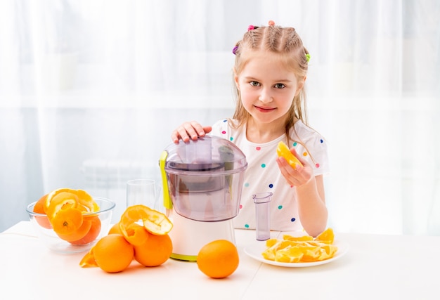 Enfant travaillant avec des oranges