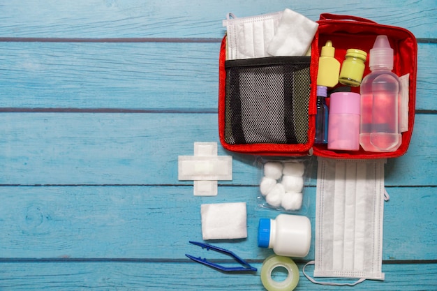 Enfant de trousse de premiers soins avec fournitures médicales sur bois