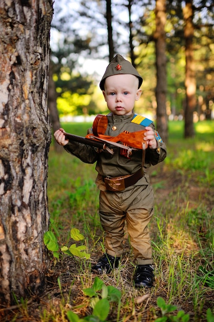 Photo enfant en uniforme militaire sur fond de nature