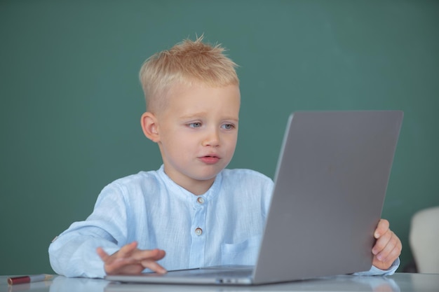 Enfant utilisant des gadgets pour étudier l'enseignement de l'informatique pour les enfants petit programmeur drôle progra enfant de génie