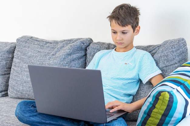 Enfant utilisant un ordinateur portable à la maison