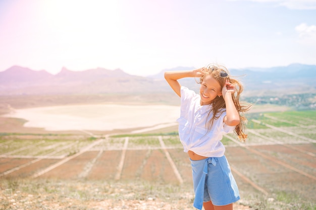 Enfant en vacances sur fond de rocher blanc