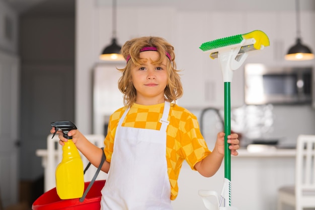 Enfant vadrouille maison nettoyage maison Détergents et accessoires de nettoyage Service de nettoyage Petit garçon ménage