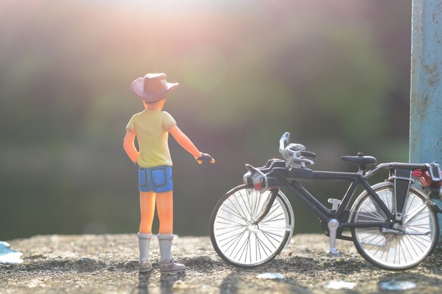 Enfant avec un vélo jouet