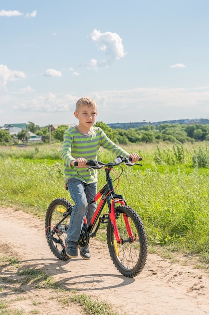 Enfant à vélo