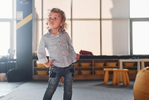 Un enfant en vêtements décontractés s'amuse dans la salle de jeux le week-end