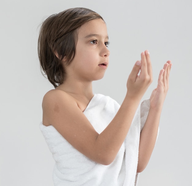 Enfant avec des vêtements de pèlerinage Hajj en prière