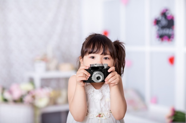 Enfant avec vieil appareil photo