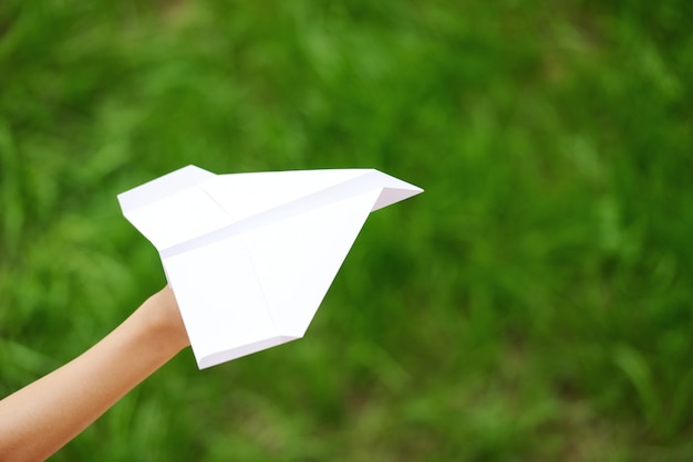 Photo enfant volant un avion en papier