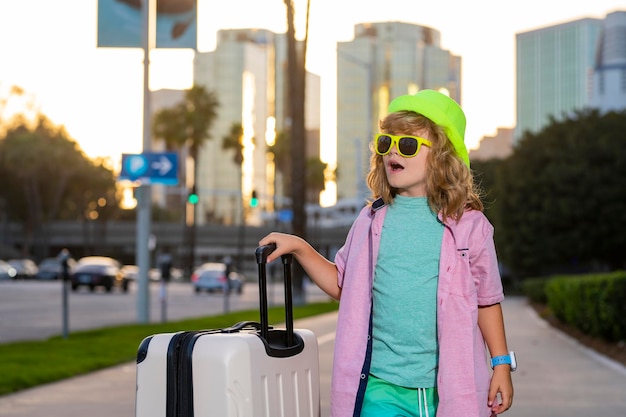 Enfant voyageur avec sac de voyage en plein air Tourisme pour enfants