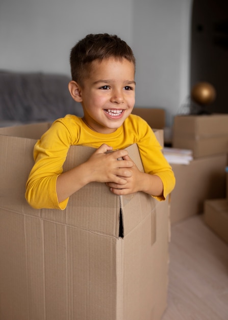 Photo enfant vue de face assis dans une boîte