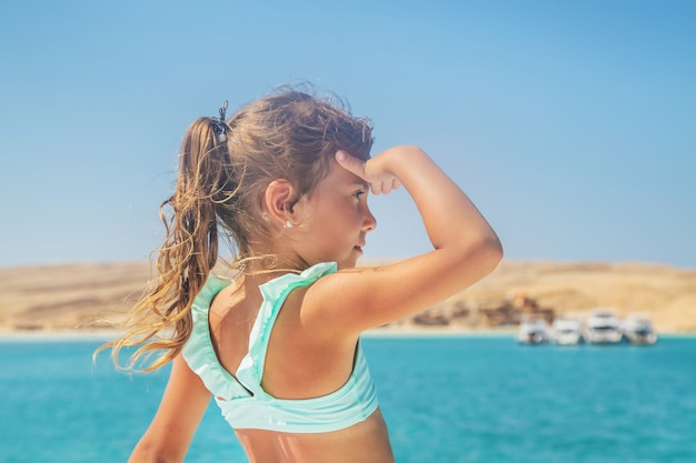 Un Enfant Sur Un Yacht Naviguant Sur La Mer.