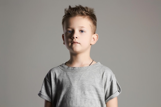 Enfantbeau petit garçonenfant de 7 ans