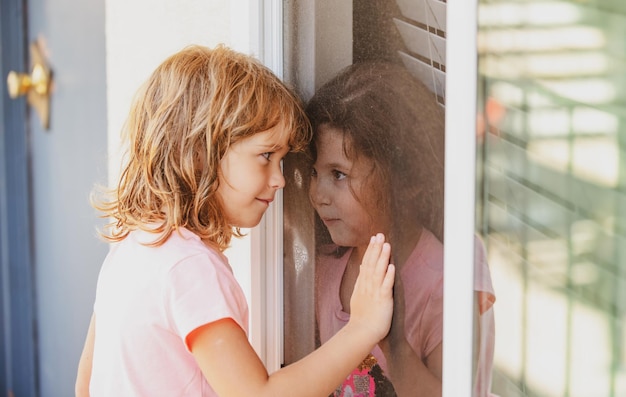 Les enfants adorent le beau garçon de couple d'enfants avec la fille