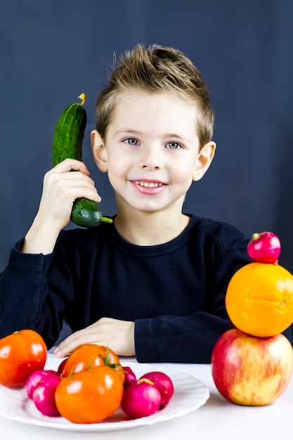 Photo les enfants adorent les fruits et légumes