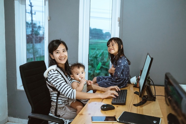 Les enfants adorent jouer avec leur mère tout en travaillant