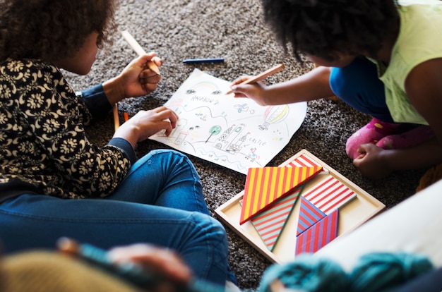 Les enfants africains s&#39;amusent à dessiner