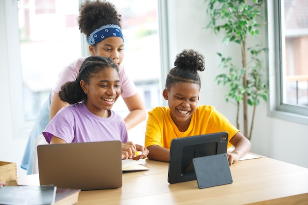 Enfants afro-américains utilisant les médias sociaux pour le concept d'éducation