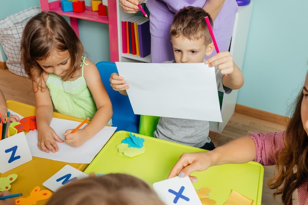 Les enfants d'âge préscolaire apprennent l'alphabet anglais à l'aide de cartes