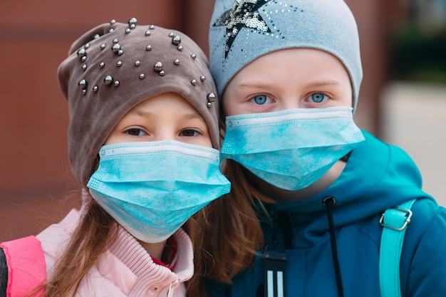 Enfants d'âge scolaire portant des masques médicaux. portrait des écoliers.