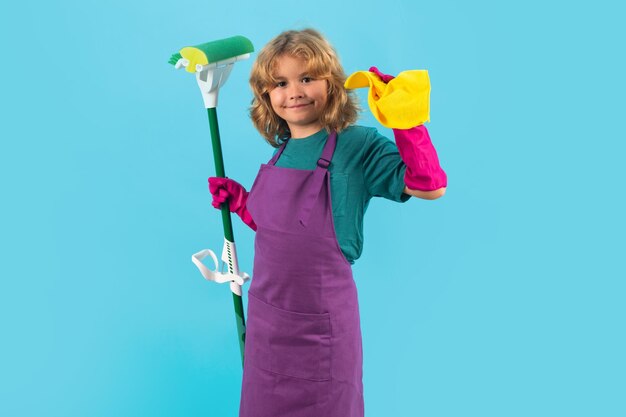 Enfants aidant au ménage à nettoyer la maison Ménage à la maison Mignon enfant garçon aidant au ménage sur fond de studio bleu