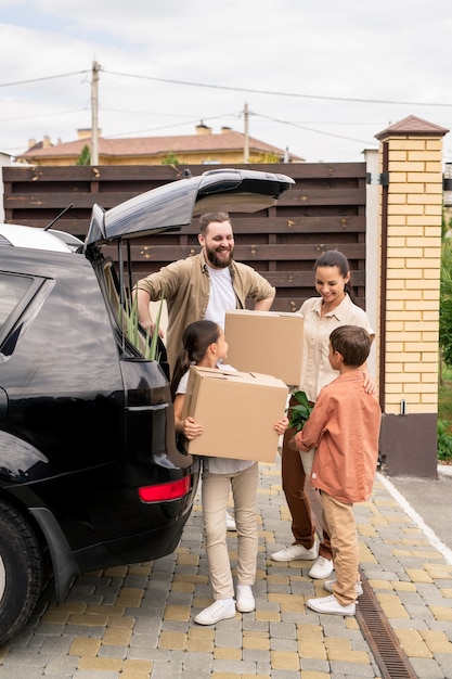 Les enfants aident les parents avec des choses