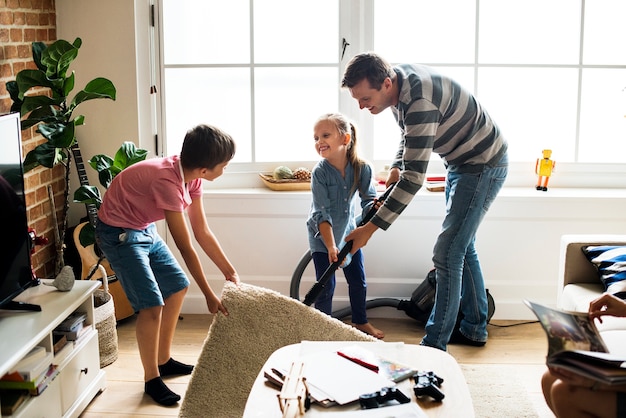 Les enfants aident les tâches ménagères