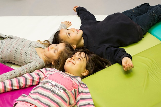 Enfants à l'aire de jeux