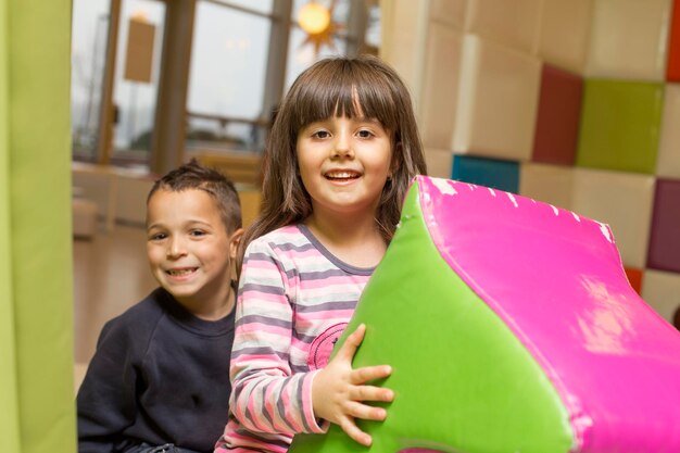 Enfants à l'aire de jeux