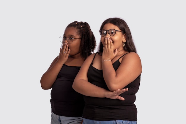 Enfants amicaux avec des lunettes en studio photo avec un fond blanc pour le détourage