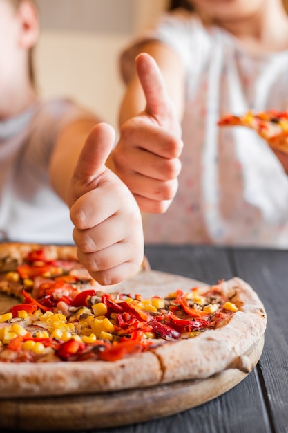 enfants, apprécier, pizza, chez soi